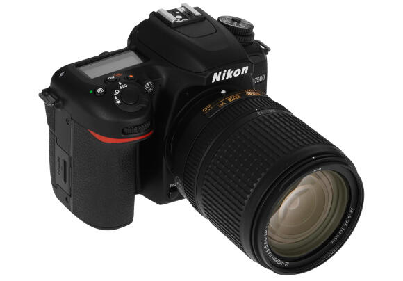 Зеркальный фотоаппарат Nikon D7500 с объективом 18-140mm